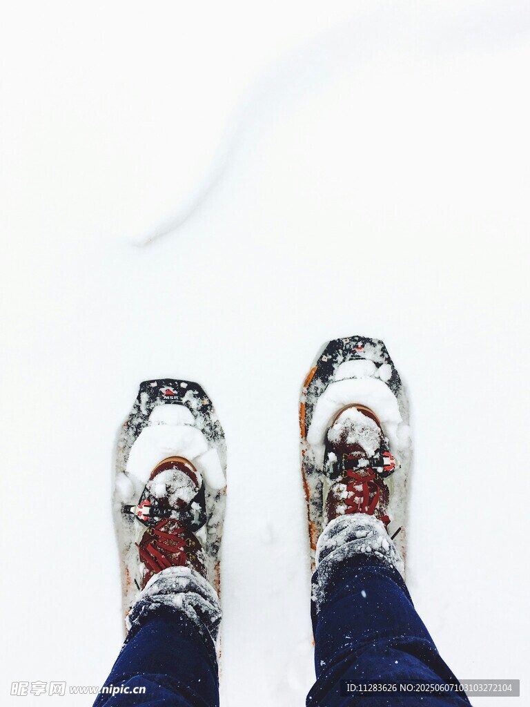 雪地中的多彩鞋履