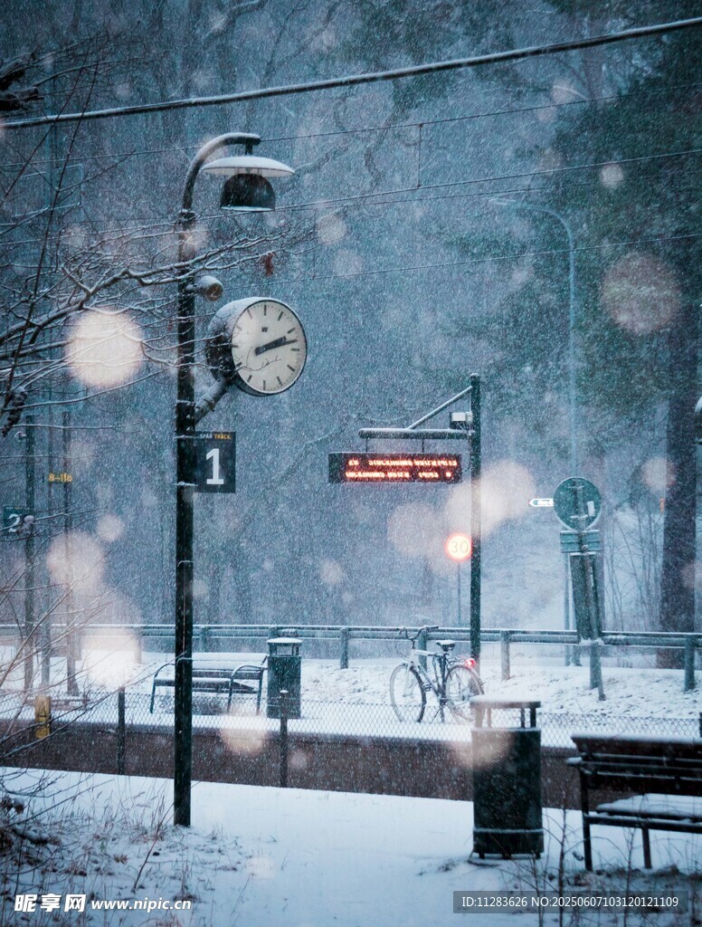雪天中的街头钟表场景