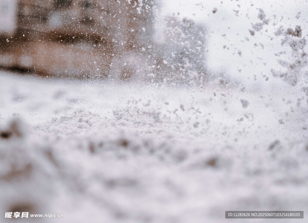 窗上覆雪景象
