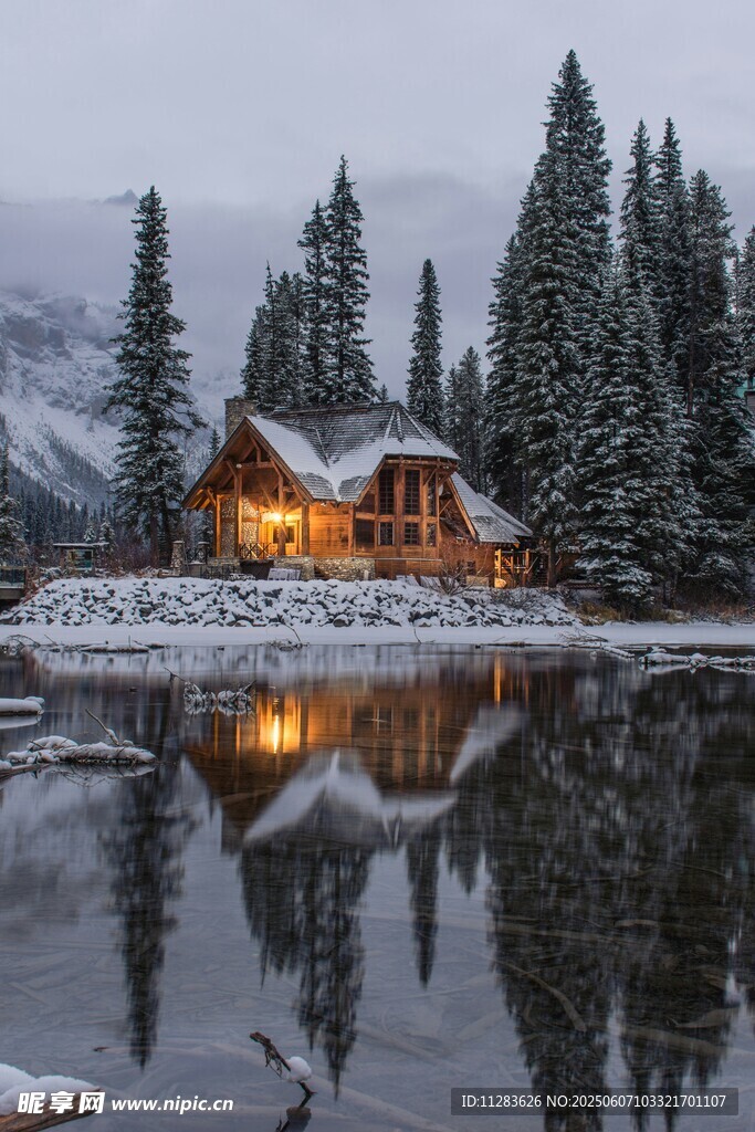雪夜湖畔小屋的静谧美景