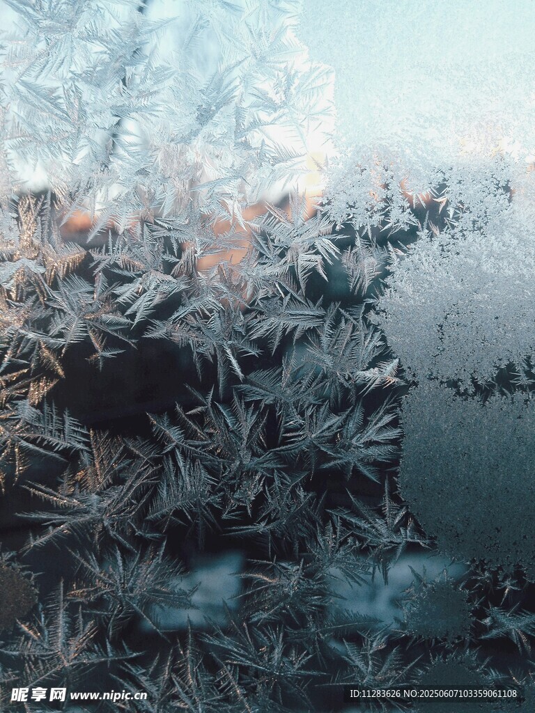 窗上冰花的美丽景致