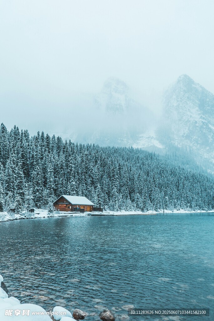 冬日湖畔雪景小屋