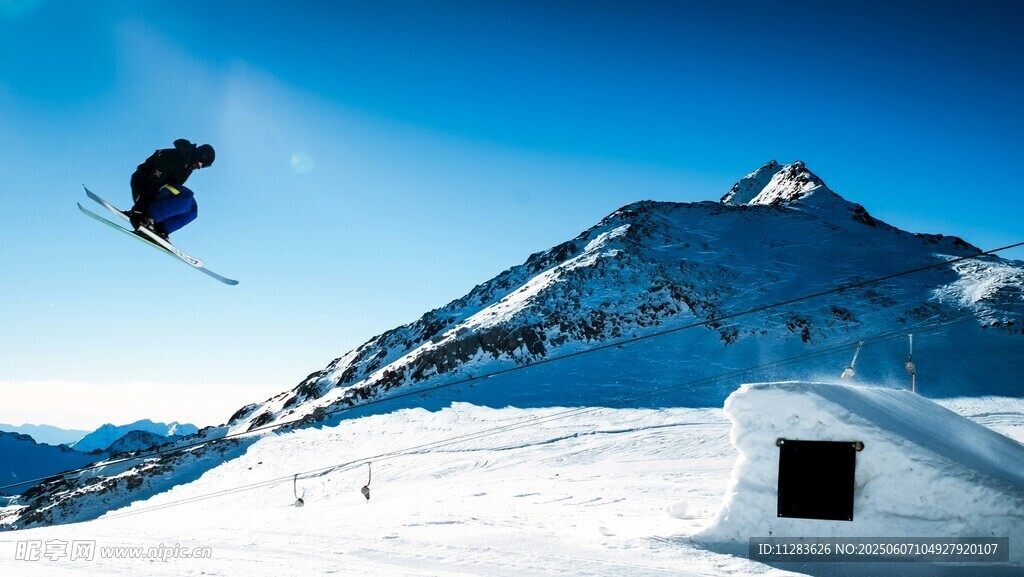 高山滑雪者空中飞跃瞬间