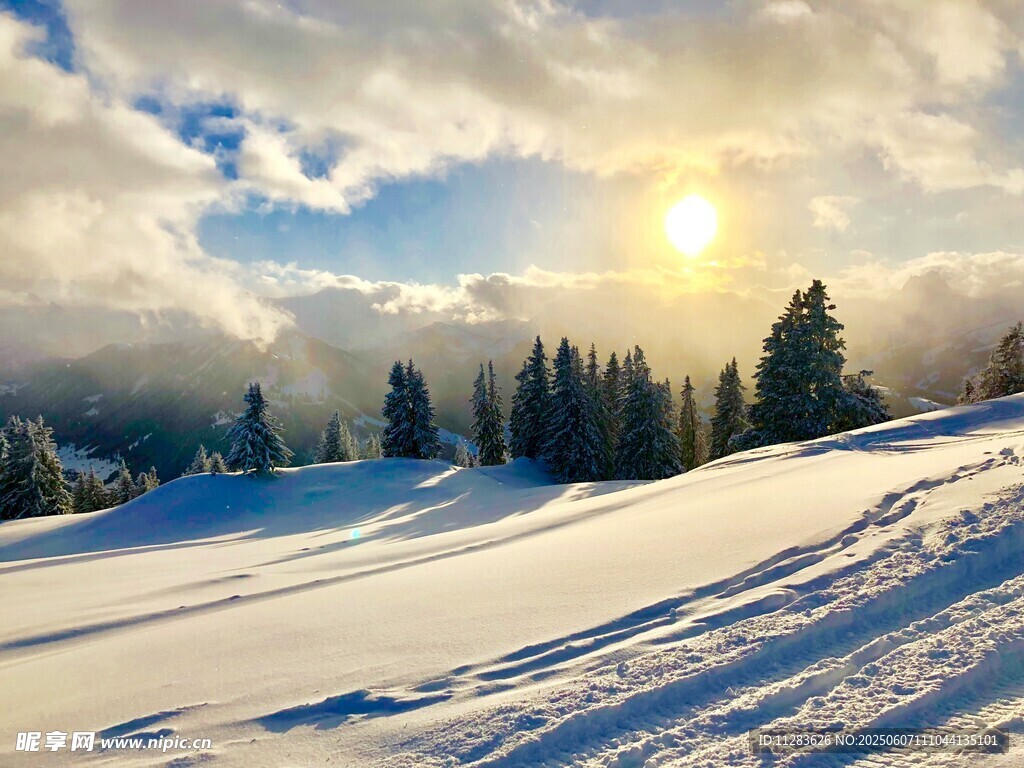 冬日雪山暖阳美景