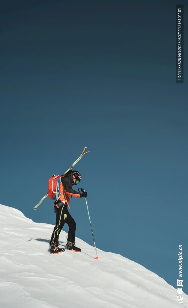 攀登者在雪山上奋力前行