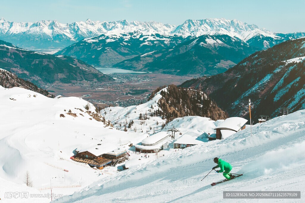 高山滑雪者驰骋于雪山间