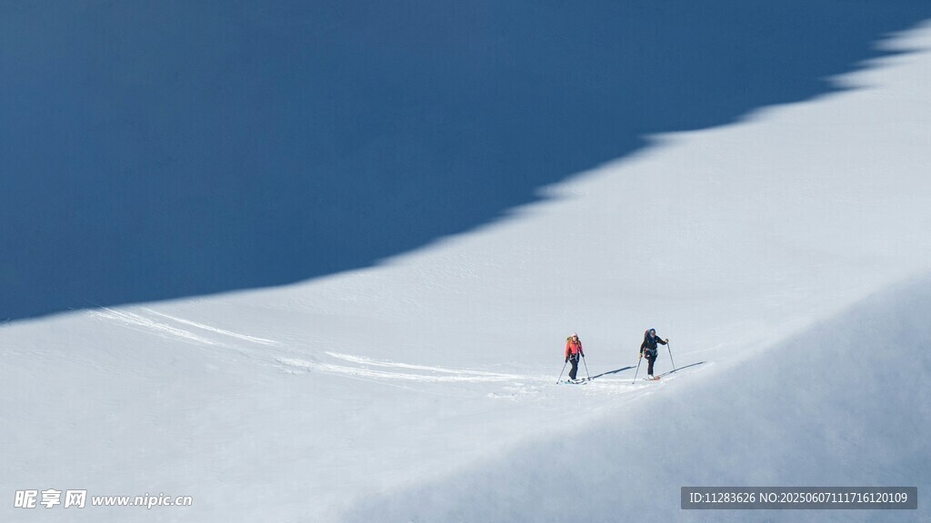 雪山上的徒步者