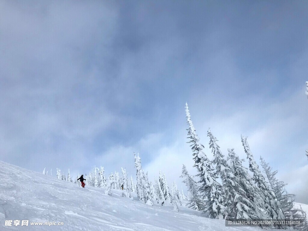 雪岭徒步者