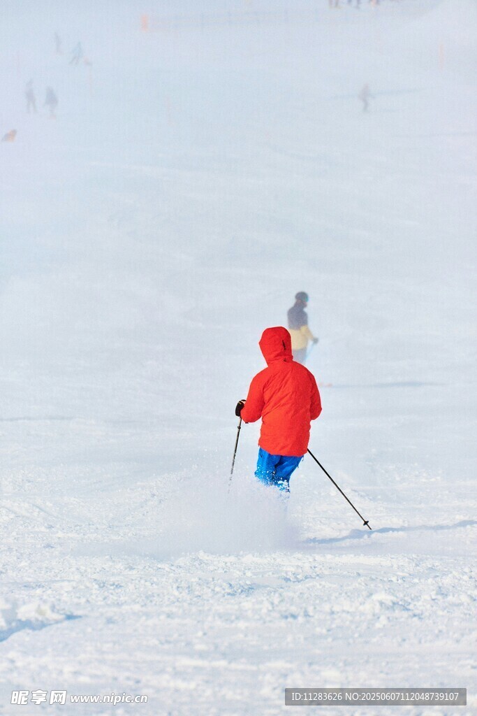 单人雪地滑雪英姿