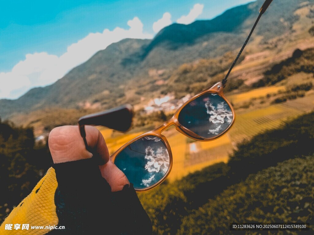 自驾途中的后视镜风景