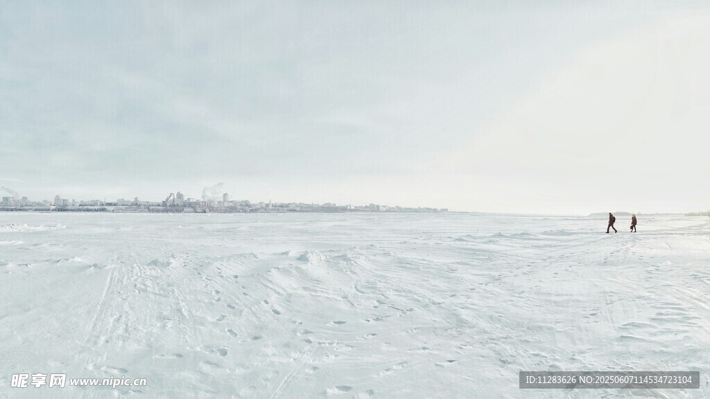 雪地漫步景象