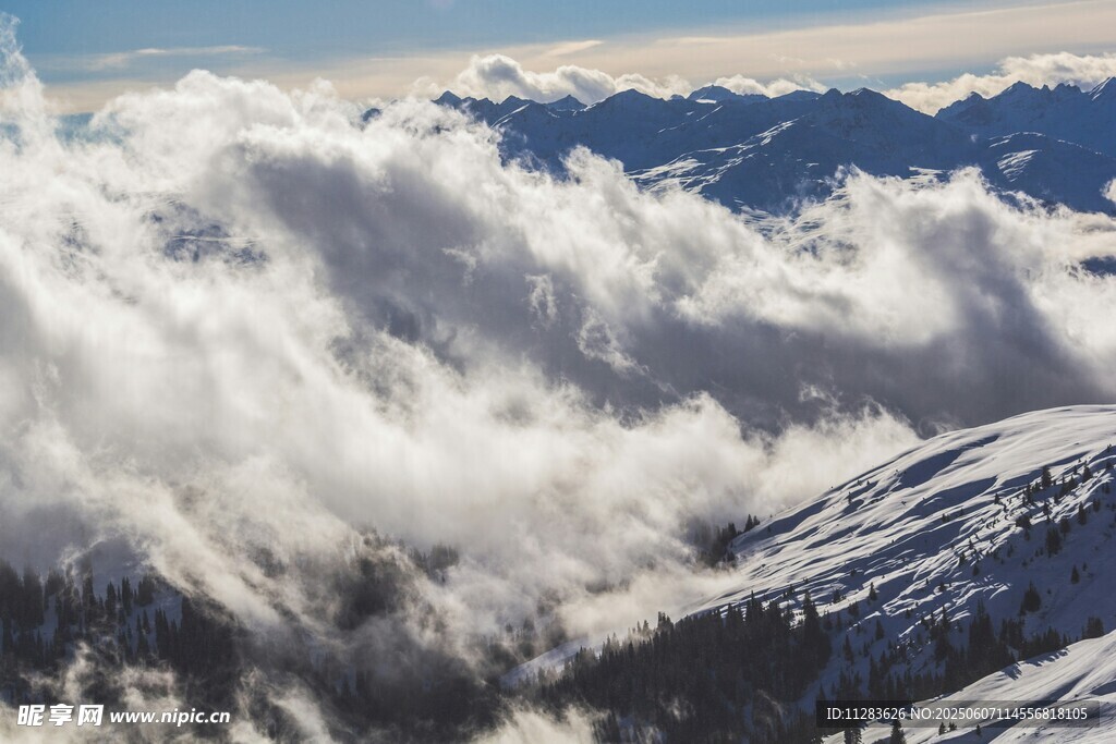 雪山云海壮丽景观