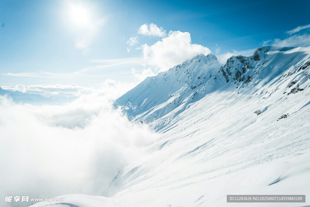 雪山云海间的壮丽风光