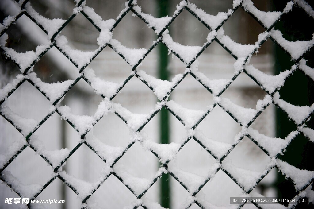 覆雪的金属网格围栏