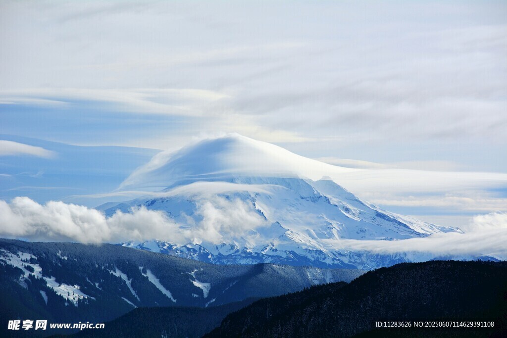 壮丽雪山云海景观