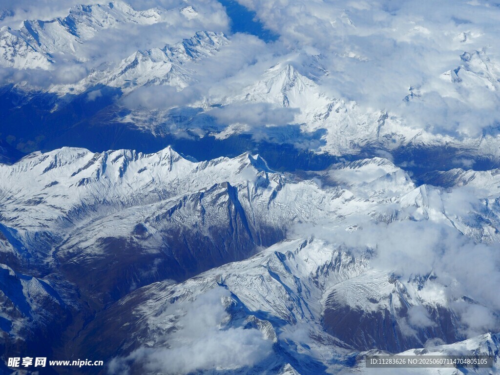 高空俯瞰连绵雪山美景