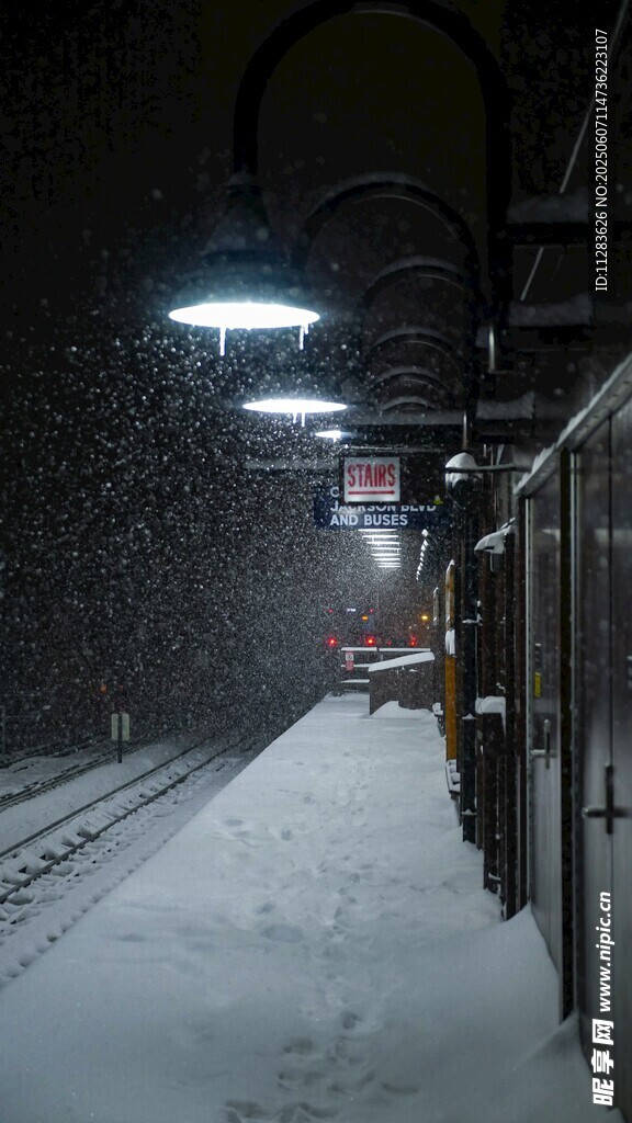 雪夜中的静谧火车站台