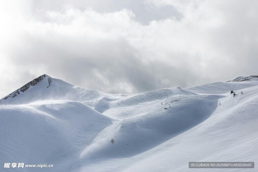 壮丽雪山景观