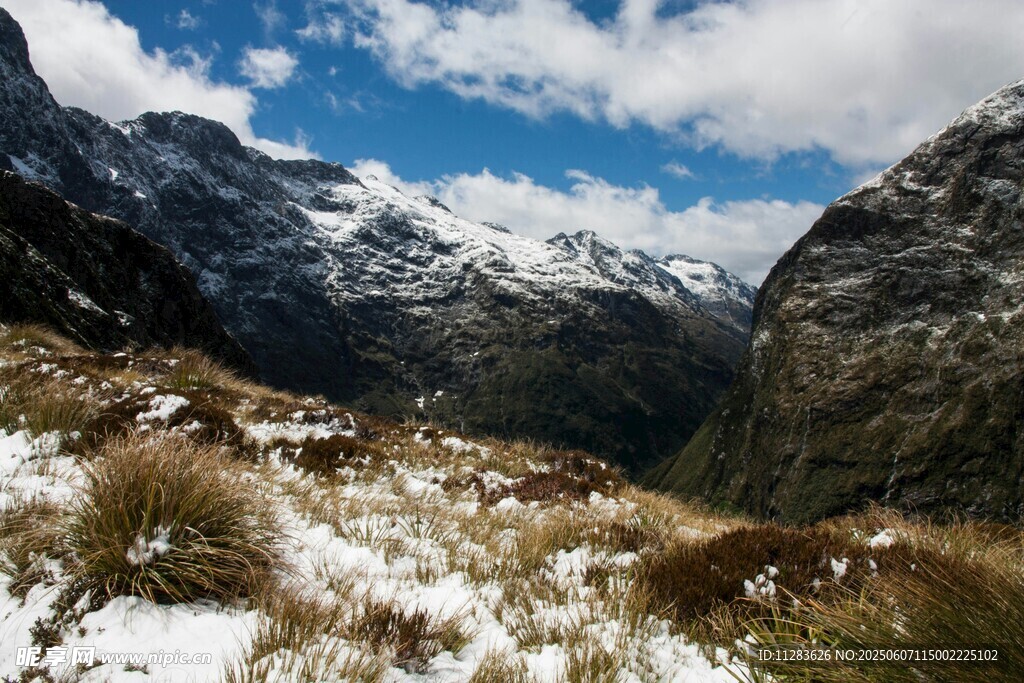 雪山山谷美景