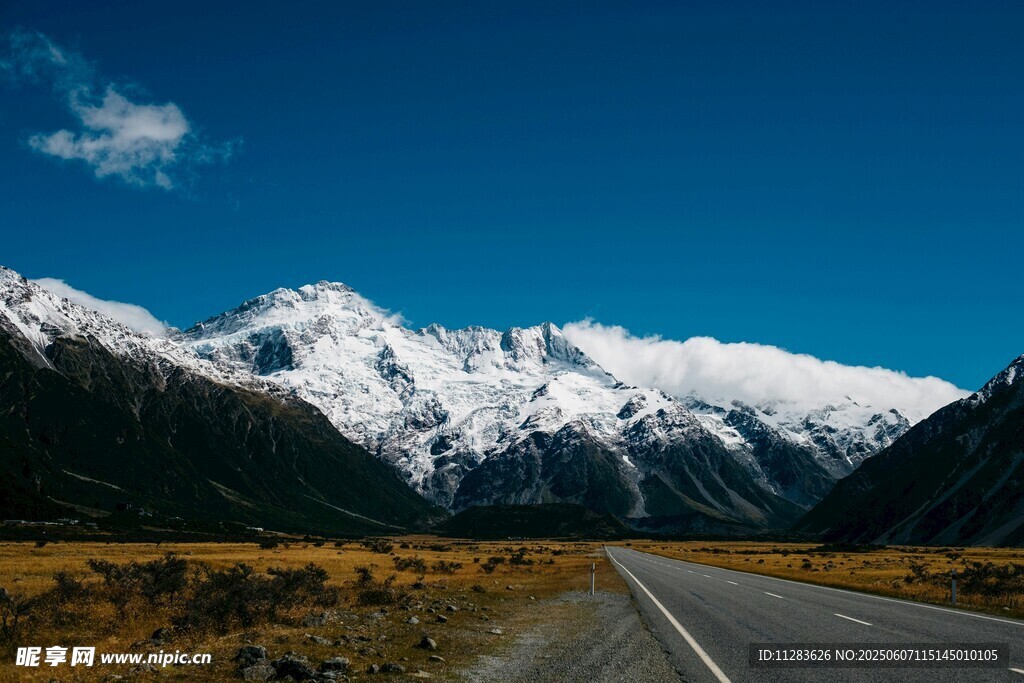 雪山下的公路美景