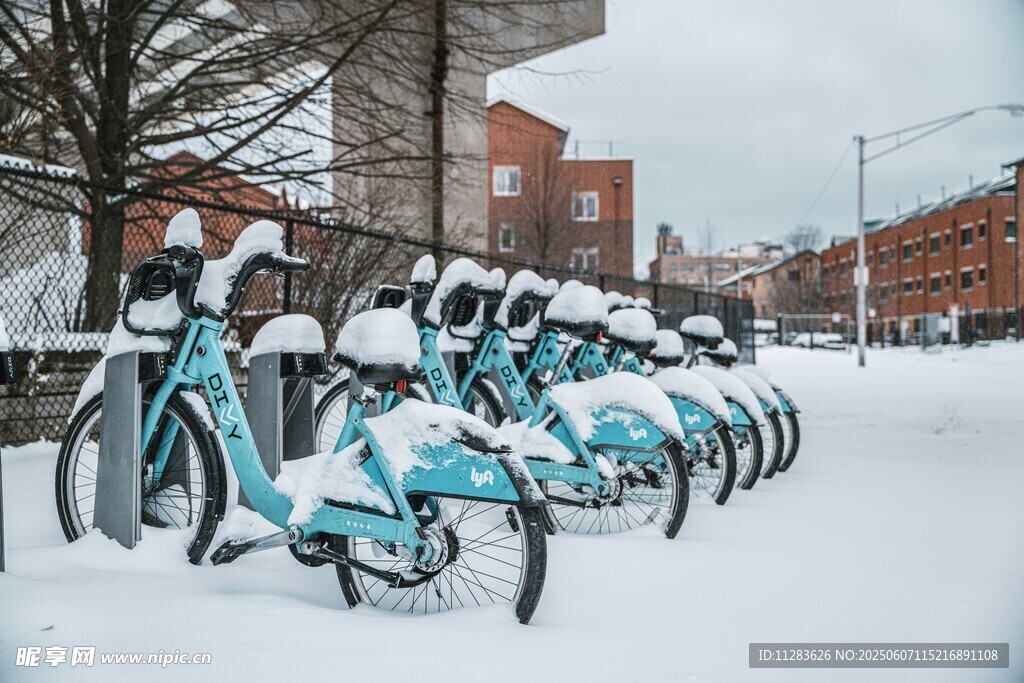 雪中停放的共享助力自行车