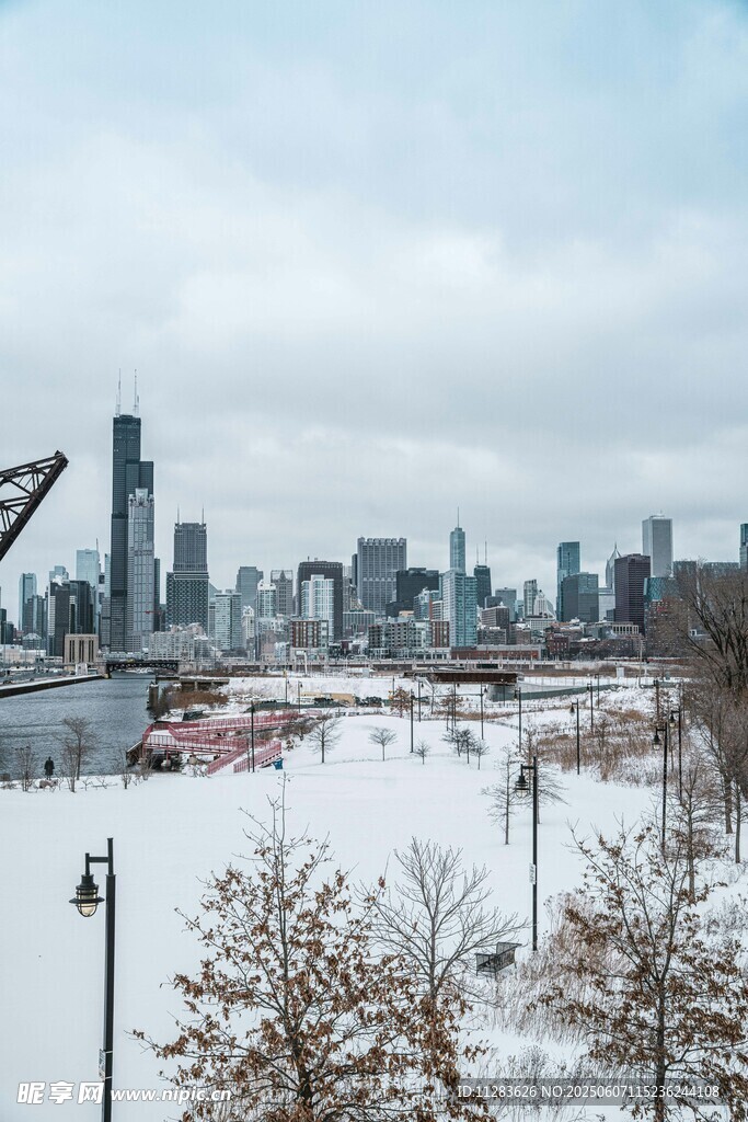 雪后城市天际线景观