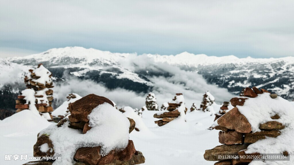 雪山木屋美景