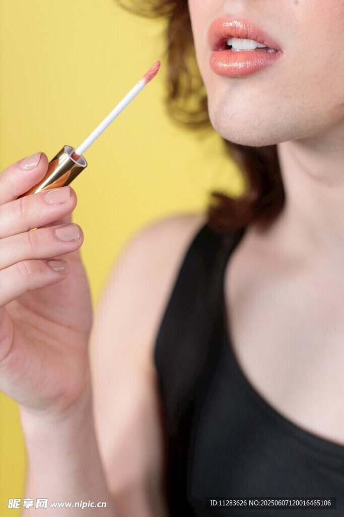 女性手持唇釉涂口红