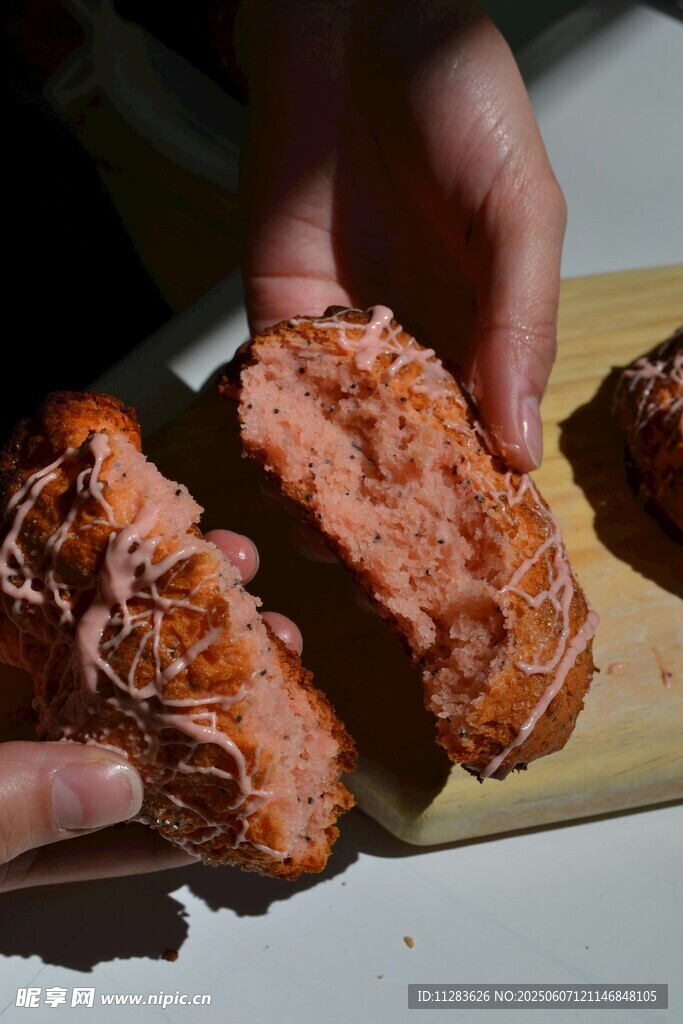 手拿美味肉松面包