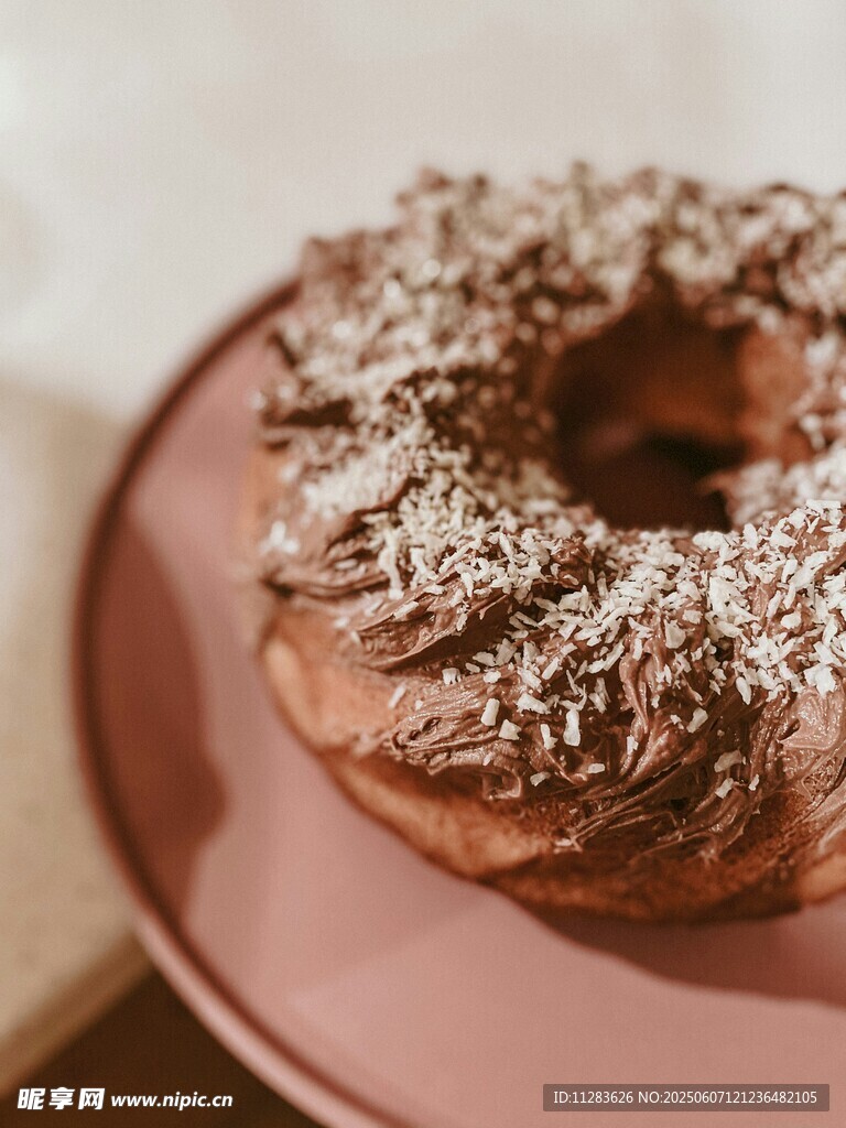 撒糖粉的美味巧克力甜甜圈