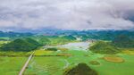 山间绿野美景俯瞰图