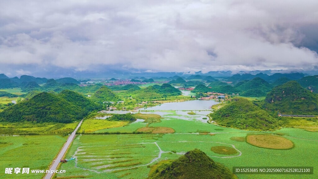 山间绿野美景俯瞰图