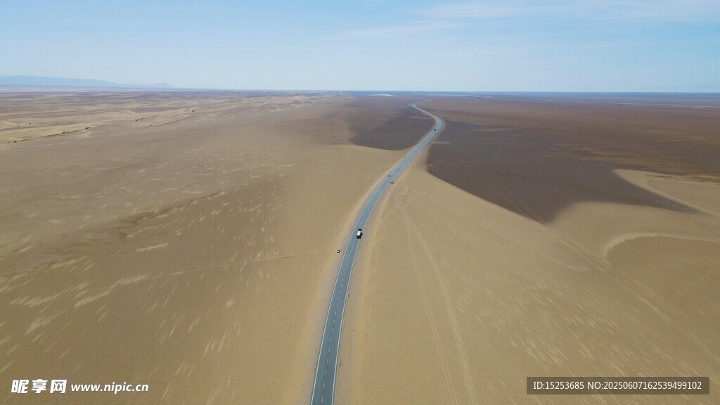 沙漠中的蜿蜒公路