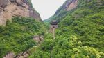 峡谷间的古朴建筑