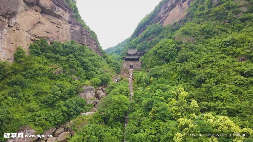 峡谷间的古朴建筑