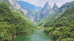 青山绿水间的秀丽河谷