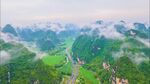 山间绿野云雾缭绕美景