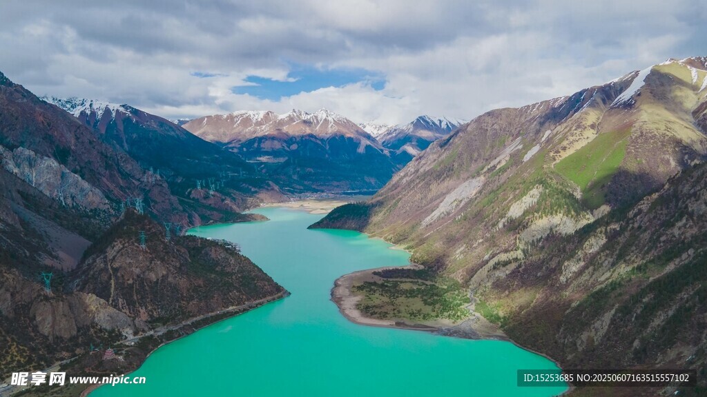 高山间的碧绿湖泊
