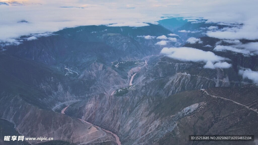 高空俯瞰壮丽山脉景观