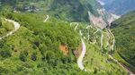 山间蜿蜒公路美景