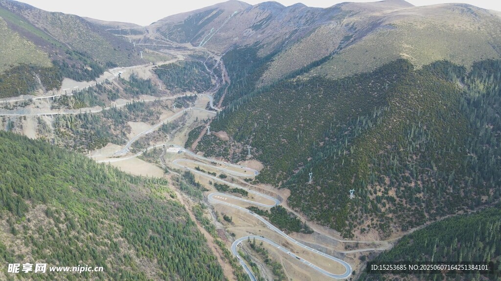 山谷中的蜿蜒公路景观