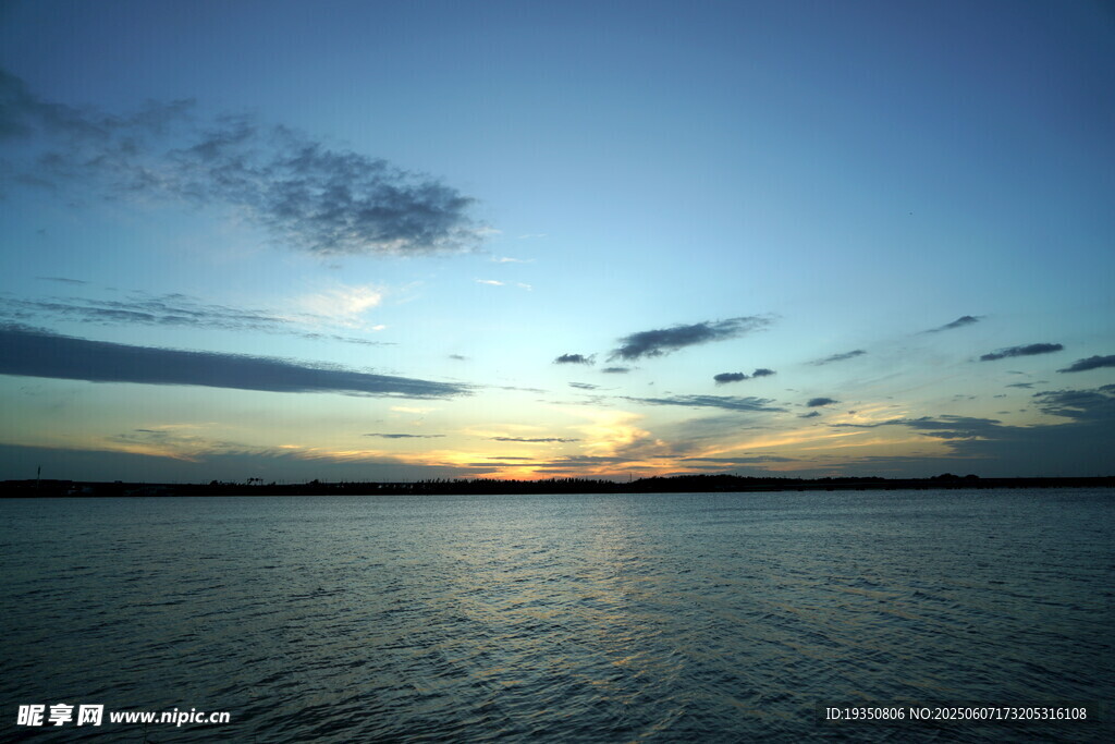 夕阳下的宁静湖面