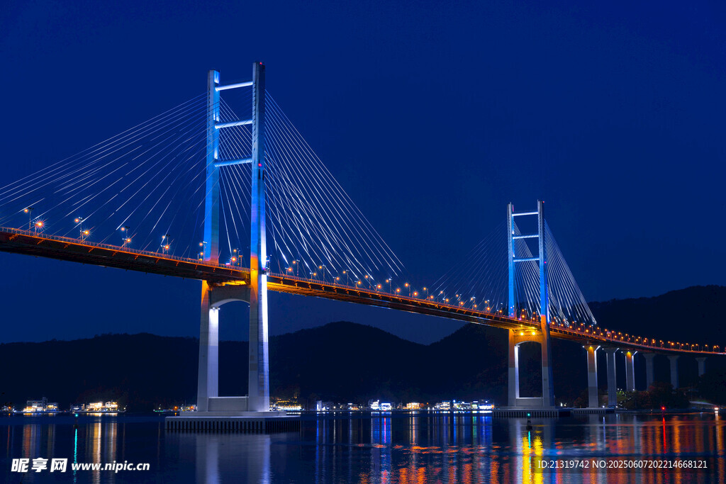 夜幕下的跨海大桥美景