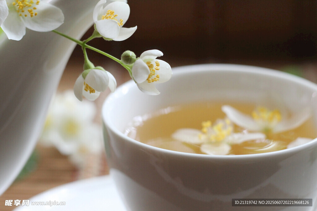 花香萦绕的清新茶饮