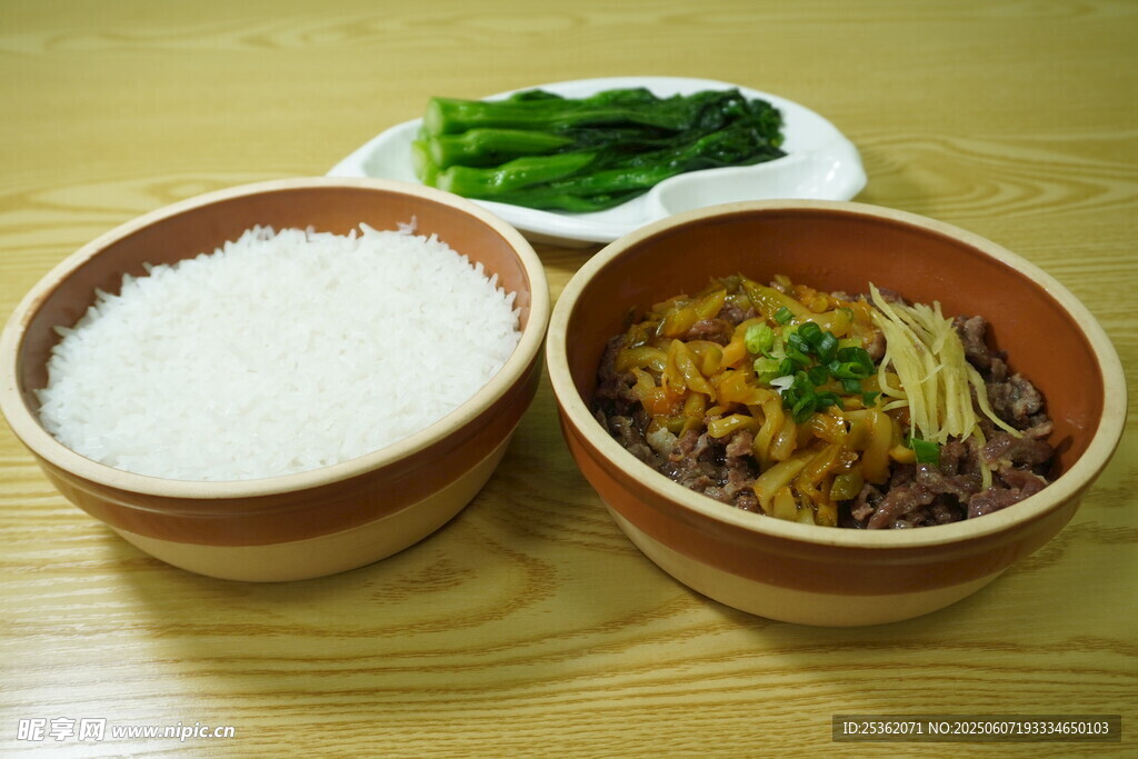 砵子榨菜牛肉蒸饭