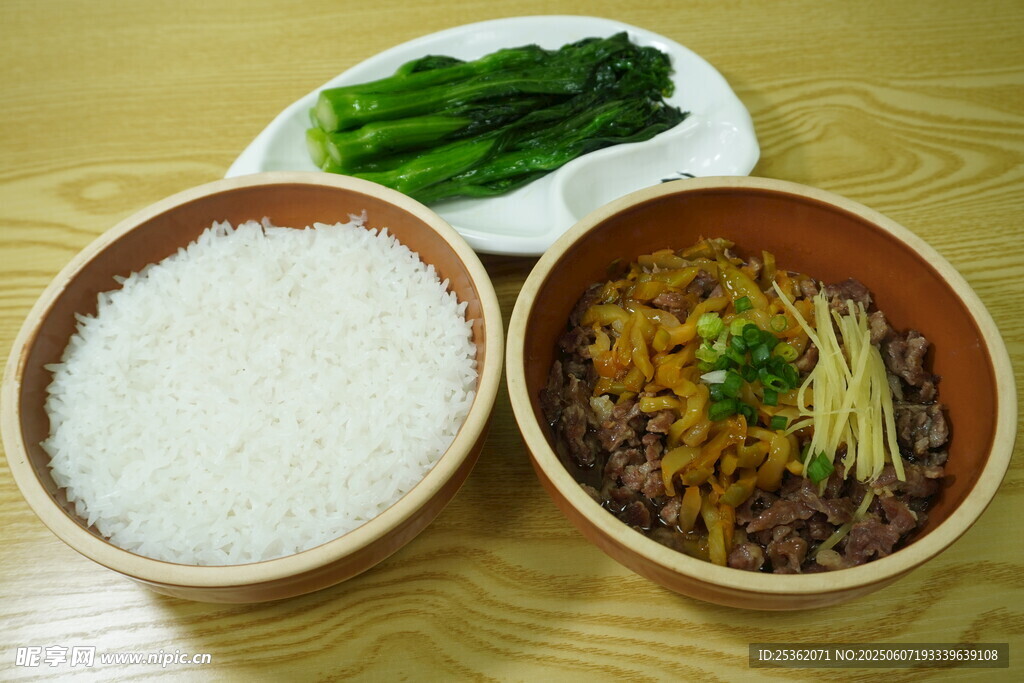 牛肉盖饭配米饭青菜