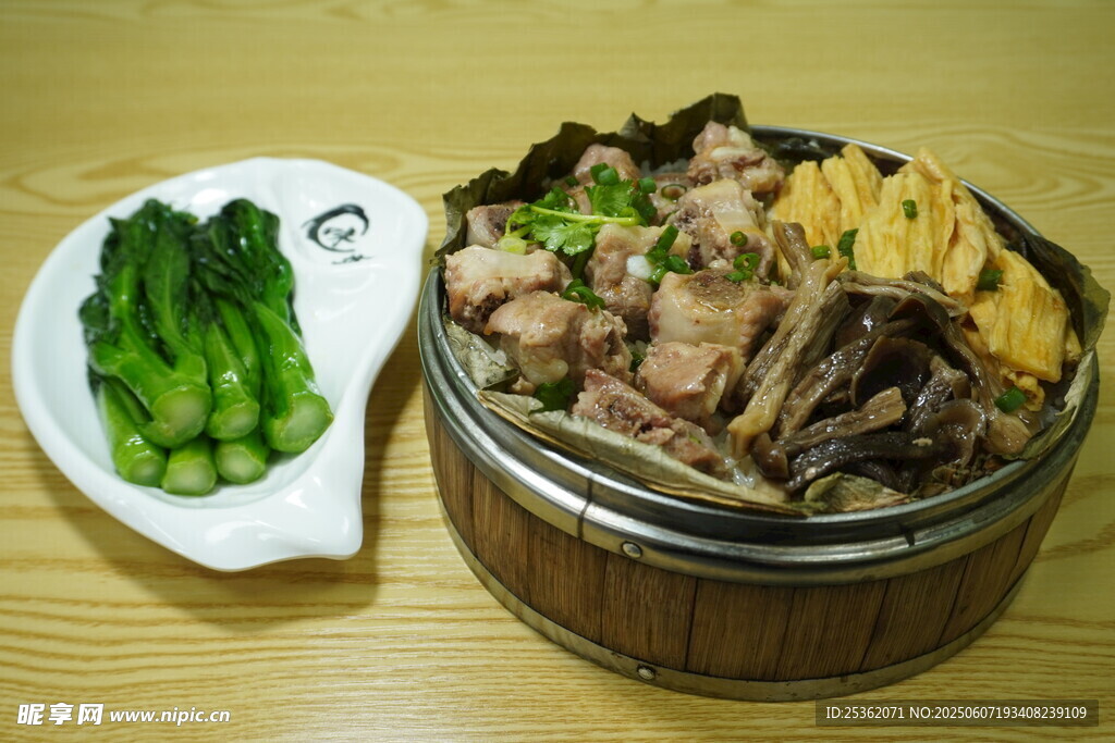 美味排骨饭配清炒青菜
