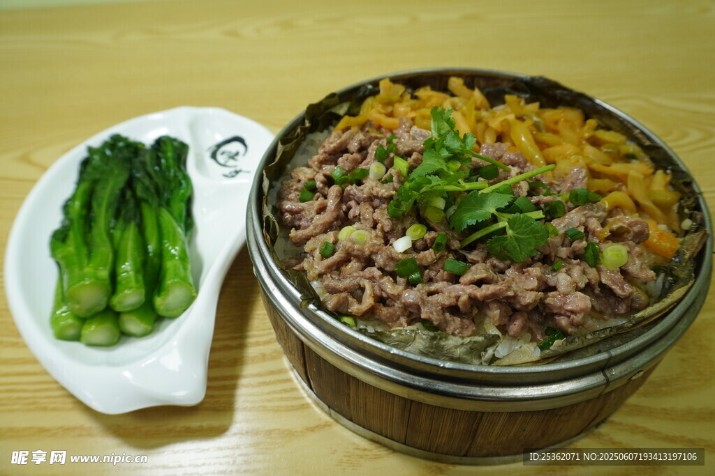荷香榨菜牛肉蒸饭配清炒时蔬