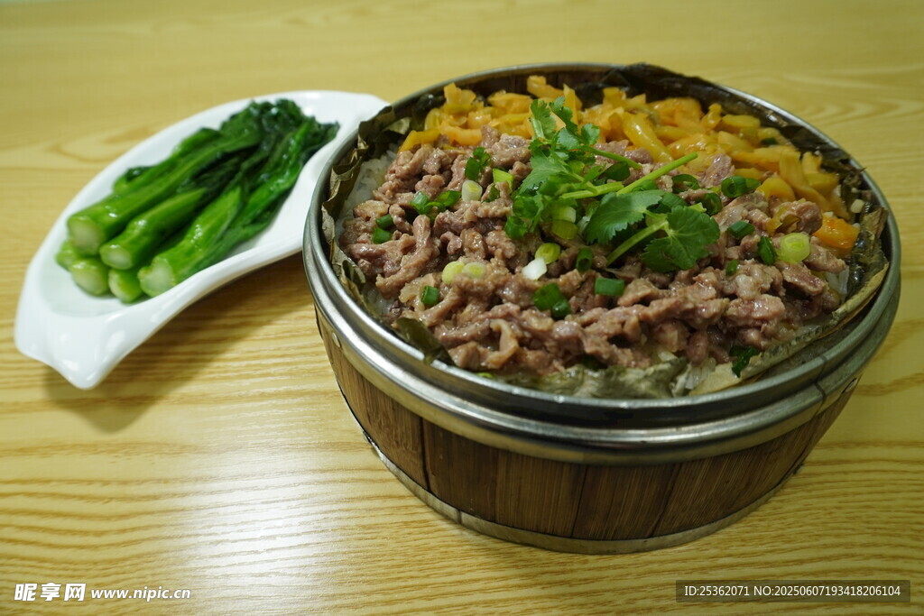 美味牛肉盖饭配清炒时蔬
