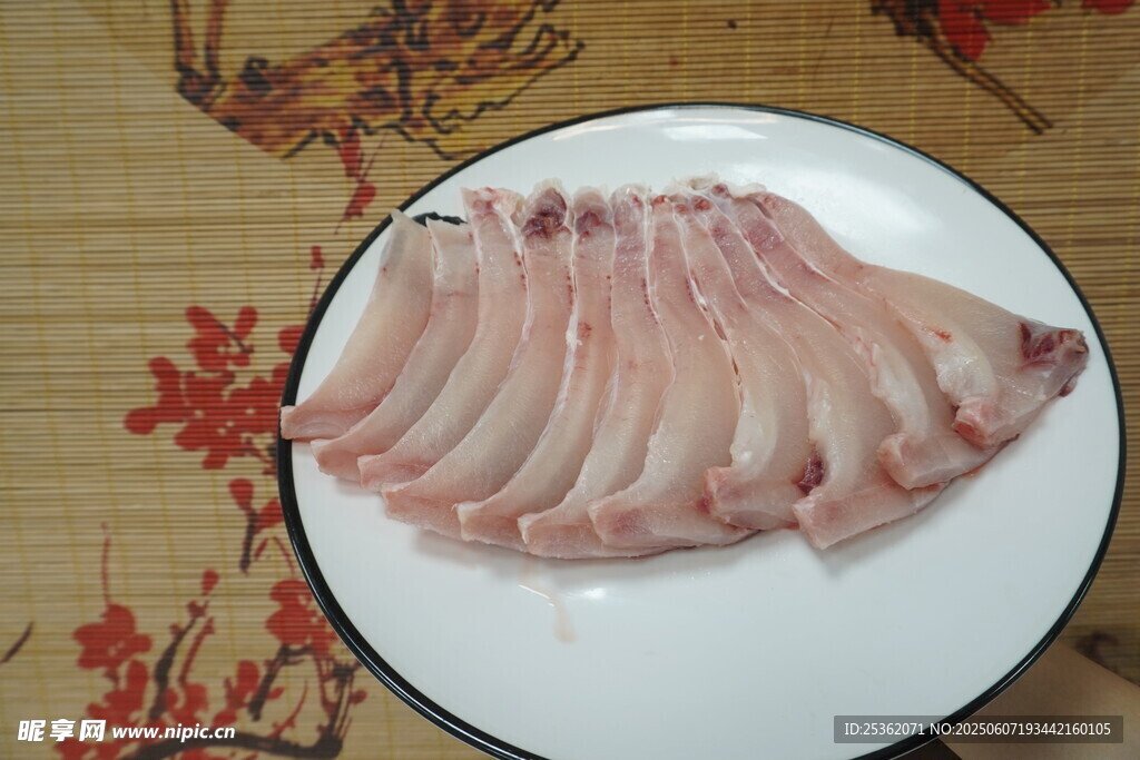 新鲜切好的肉鱼片摆于盘中